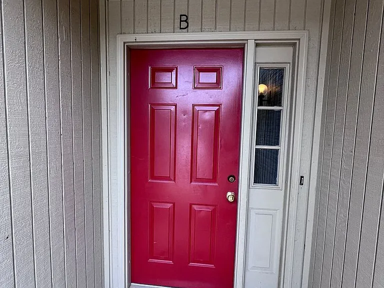 1025 Stonegate Dr #B — Photo 2