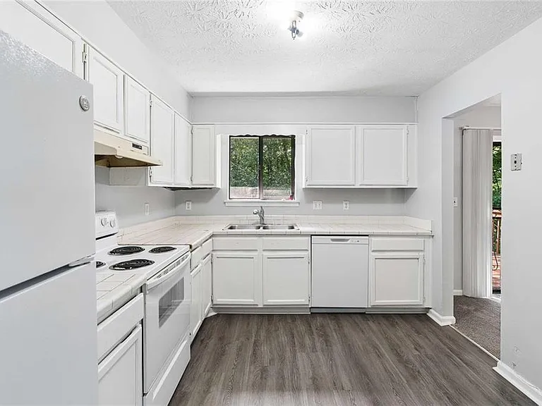 7055 Hania Dr — Photo 15