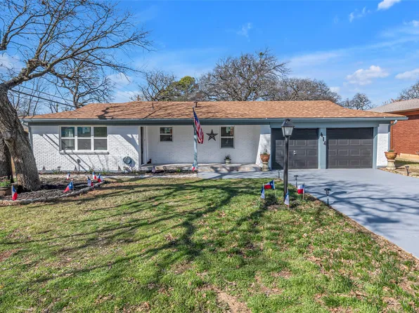 614 Oakwood Dr, Euless, TX 76040