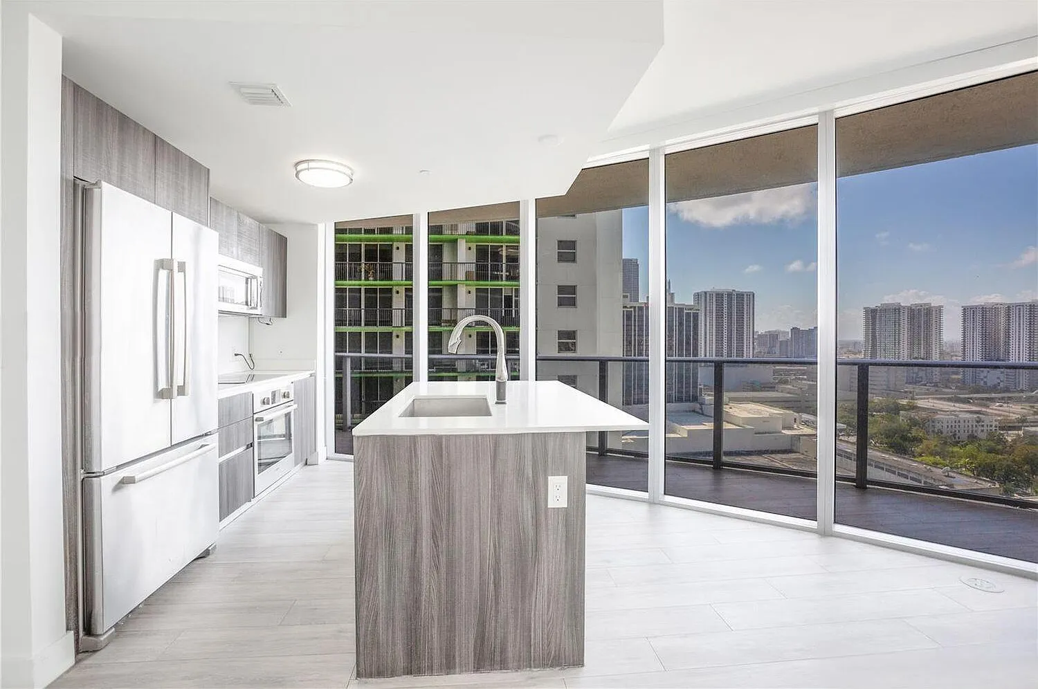 2 bed, 2.5 bath, 1171 sqft, $5,700 — Photo 2