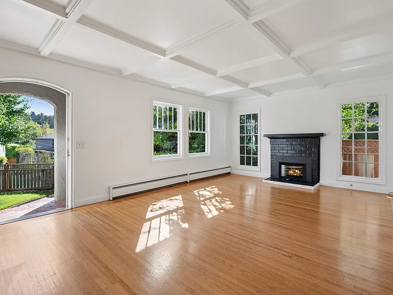 Livinigi Room with fireplace