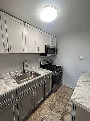1st image of 427 Halsey St #3D
