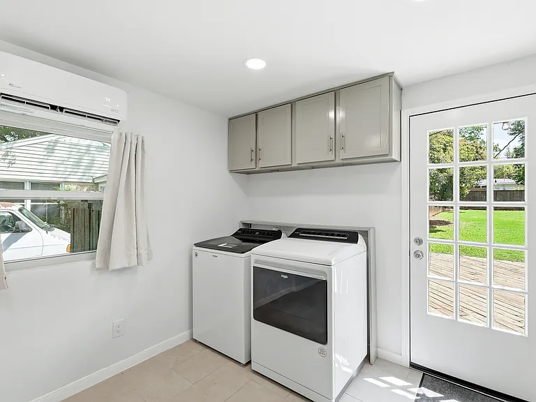 215 Varsity Cir — Photo 26