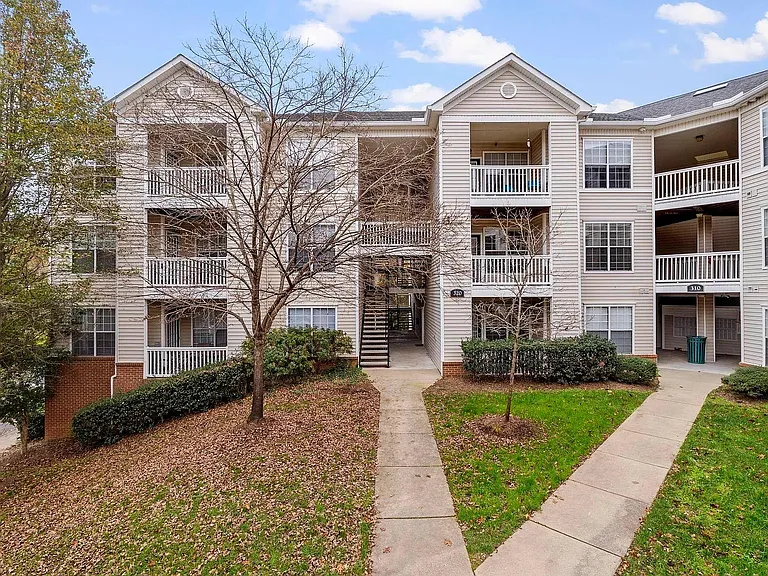 320 Riverbend Dr #3C — Photo 1