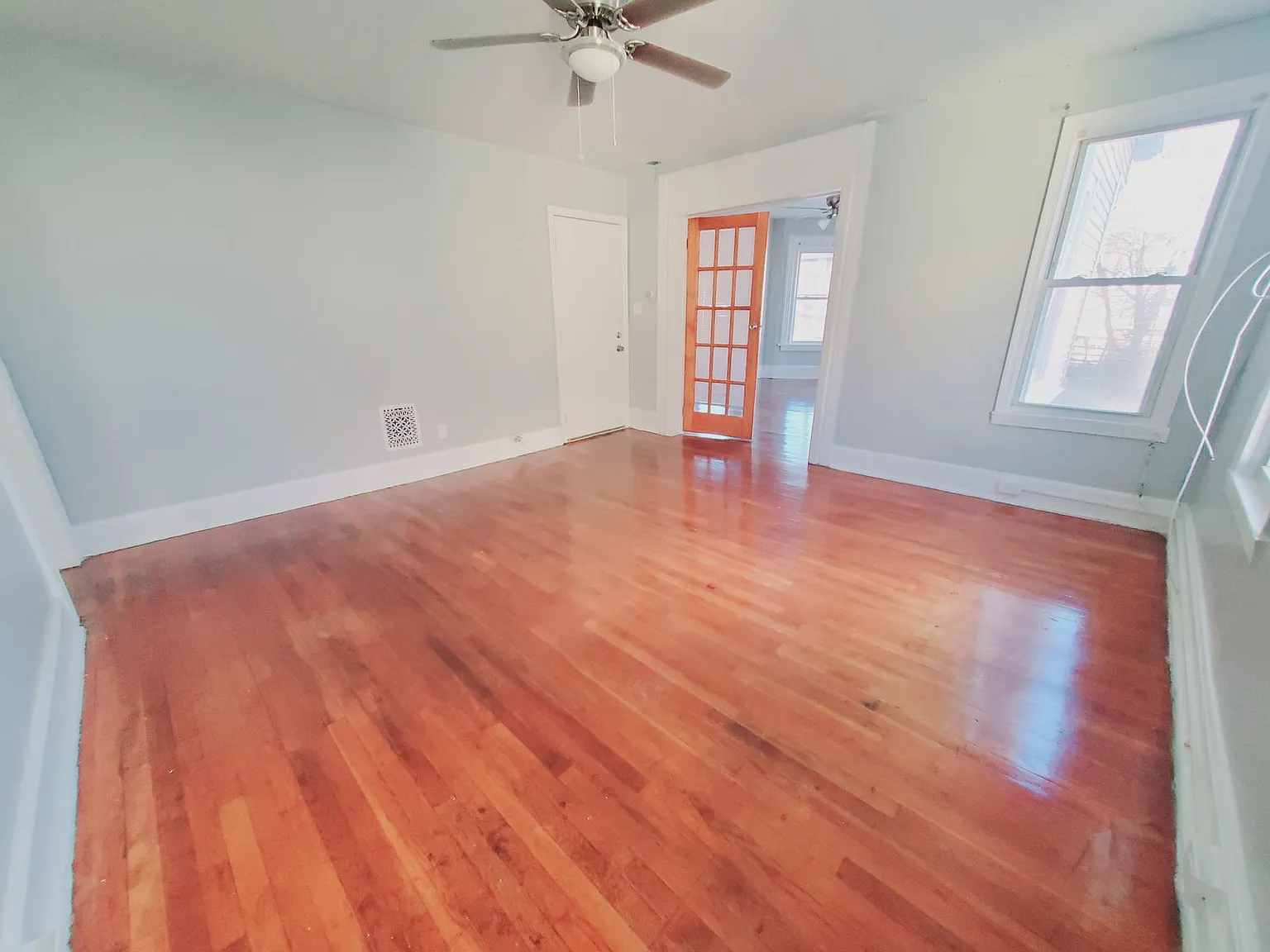3 bed, 1.0 bath, 1230 sqft, $2,400 — Photo 3