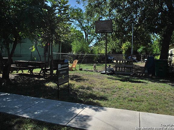3rd image of 1320 Burleson St