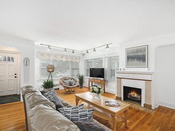 2nd image of 1858 Hone Ave