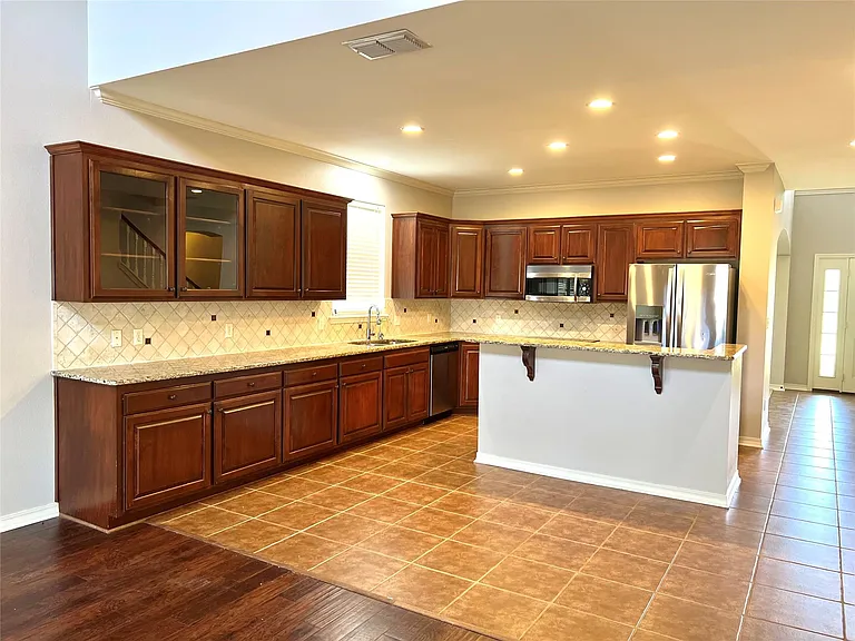 200 Grey Eagle Dr — Photo 7