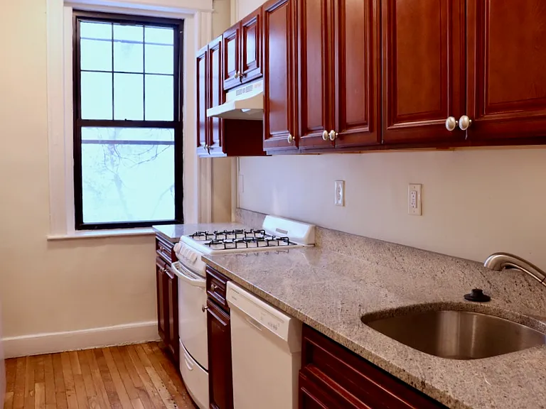 56 Queensberry St #7 — Photo 7