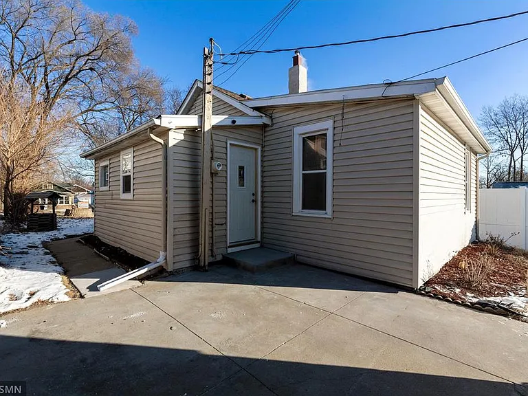 1040 Rose Ave E — Photo 27