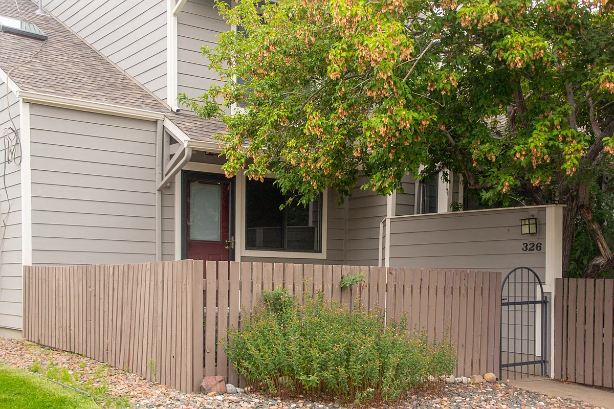 End unit - 326 S Taft Ct