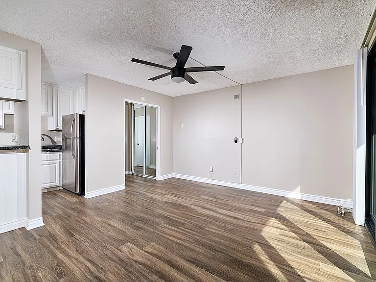 Surfcaster Apartments — Photo 16