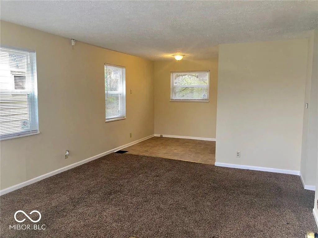 3 bed, 1.0 bath, 925 sqft, $1,175 — Photo 2