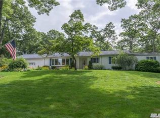 8 Roundabout Rd, Smithtown, NY 11787