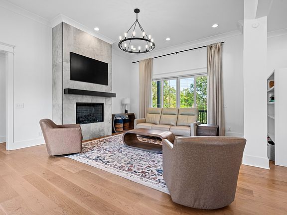 3rd image of 403 Barnes Dr