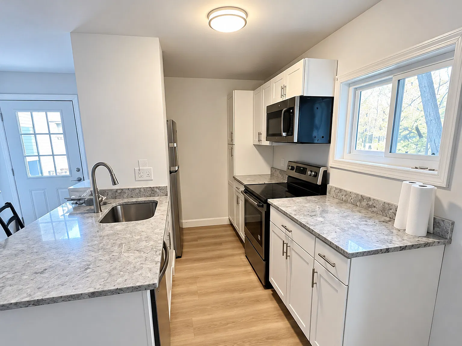 3 bed, 1200 sqft, $2,050 — Photo 2