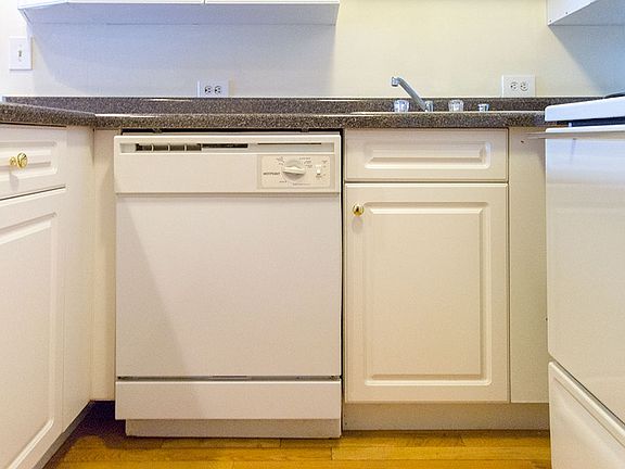 4th image of 1220 N La Salle Dr APT 4D