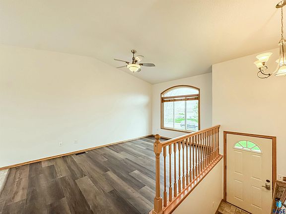 4th image of 703 Almond Ave
