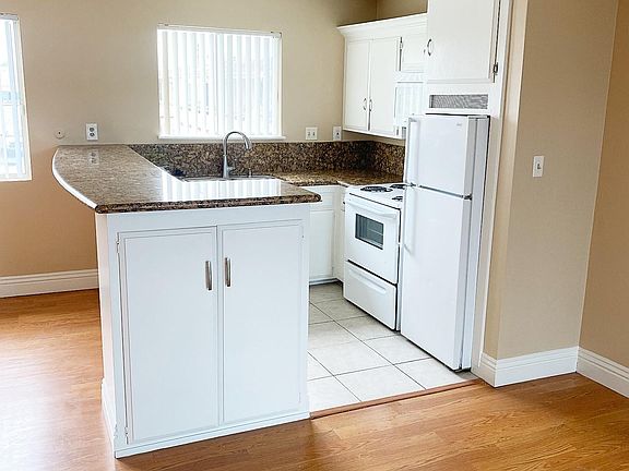 2nd image of 931 W 19th St
