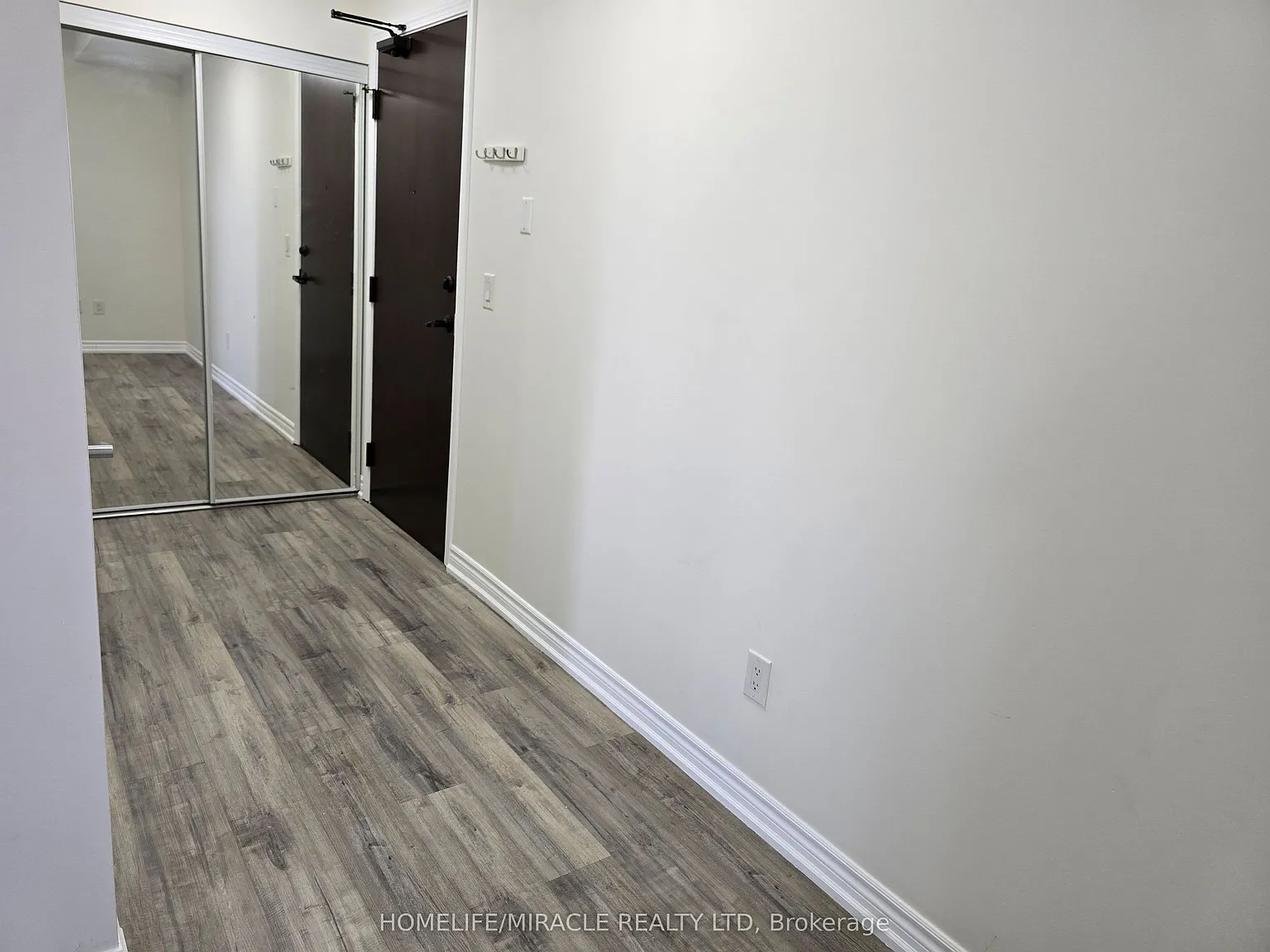 385 Prince Of Wales Dr — Photo 3