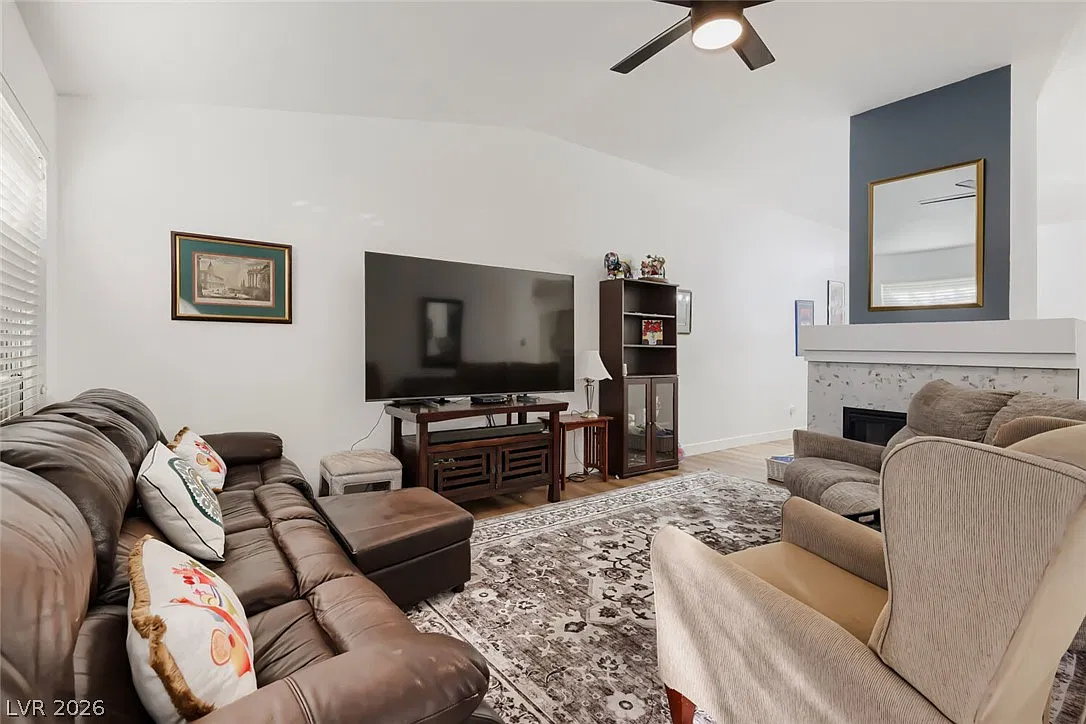 3 bed, 2.0 bath, 1569 sqft, $2,200 — Photo 3