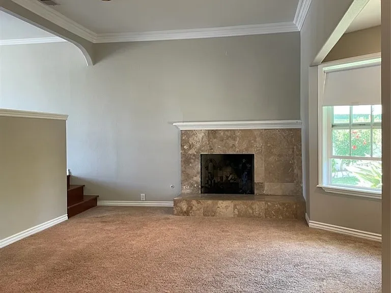 1049 Evergreen Ct — Photo 3