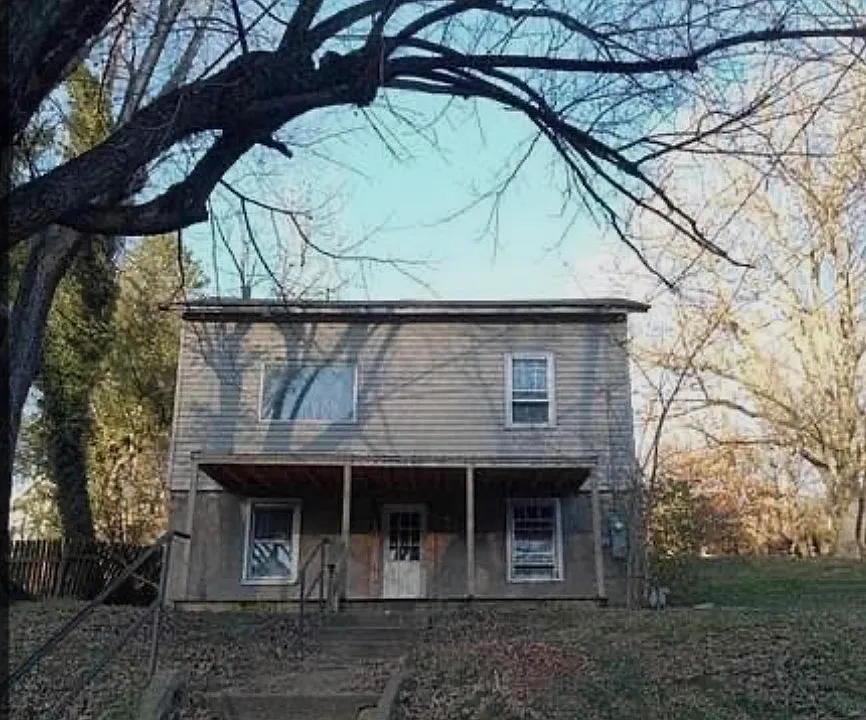 607 E Main St