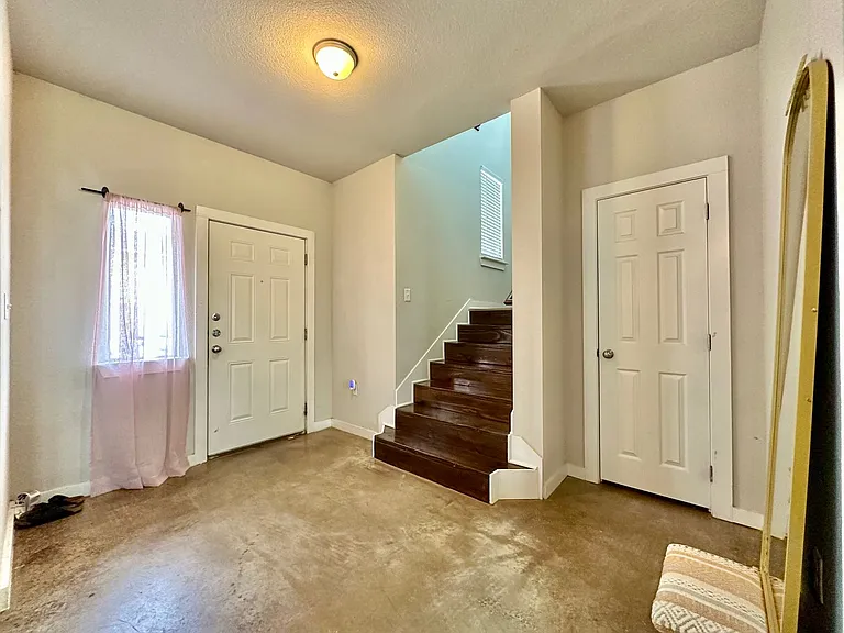 218 Gurley Ln — Photo 4