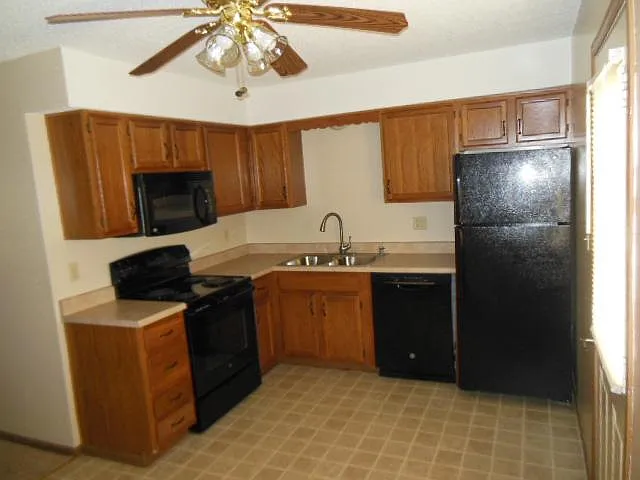 617 NE English Manor Dr #C — Photo 5