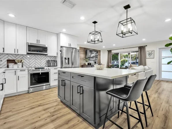 8016 NW 43rd St, Coral Springs, FL 33065