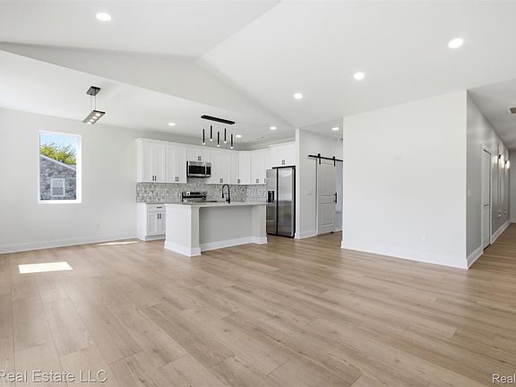 5th image of 34390 Maynard St