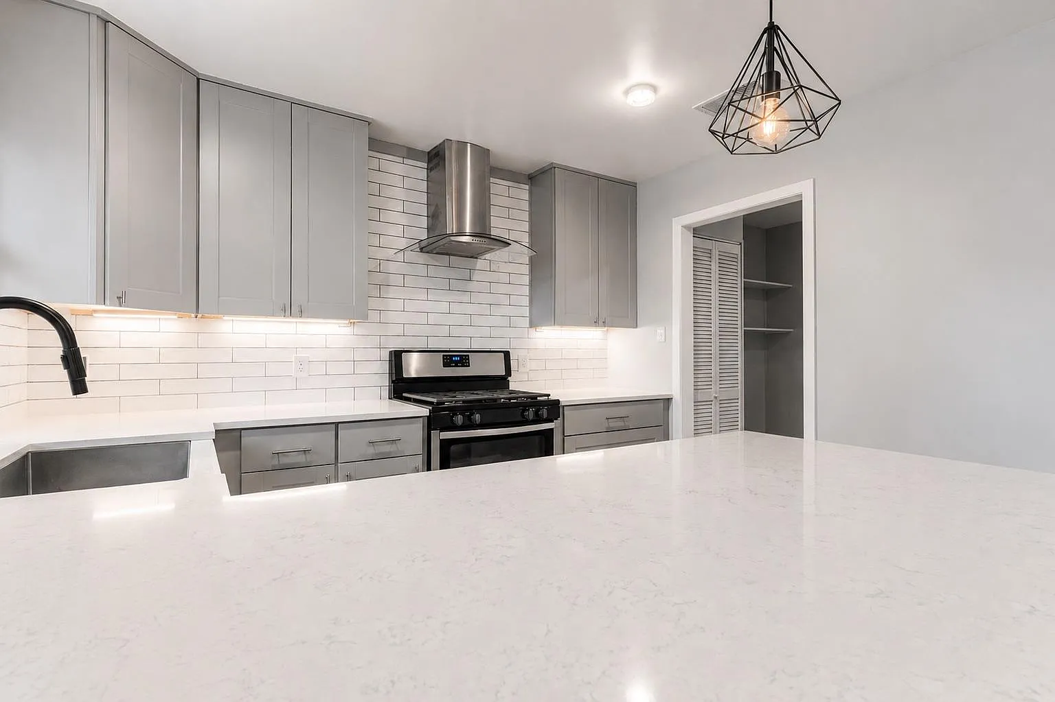 3 bed, 2.0 bath, 1543 sqft, $2,374 — Photo 4