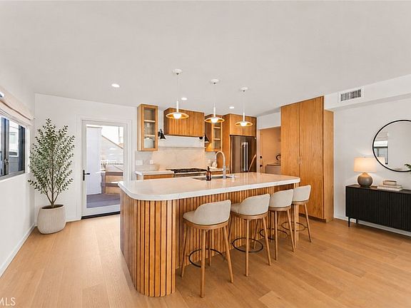 4th image of 429 Goldenrod Ave