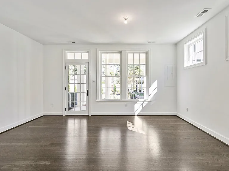 918 Charles St — Photo 4