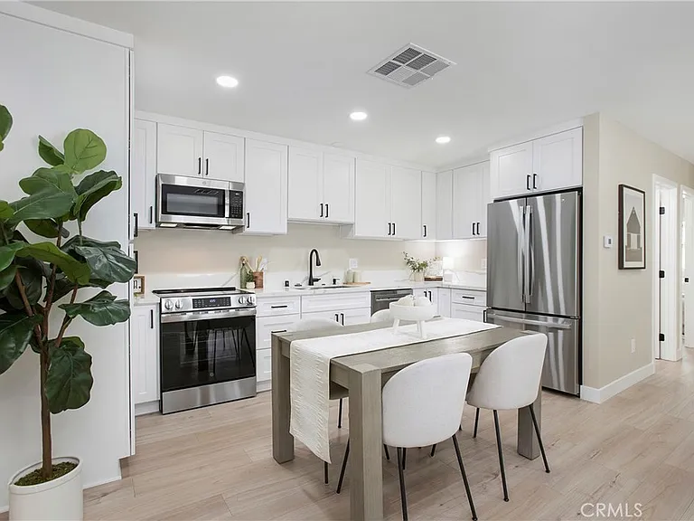708 E Elm St — Photo 2