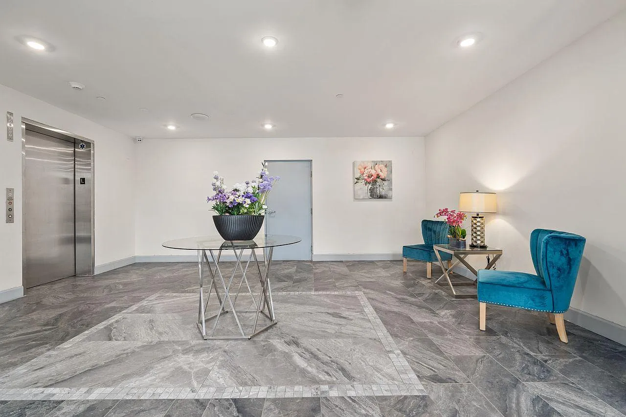 1832 S Barrington Ave — Photo 4