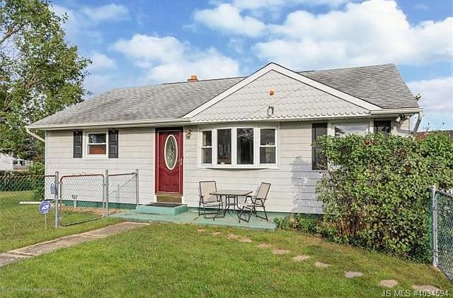 1st image of 221 Marian St
