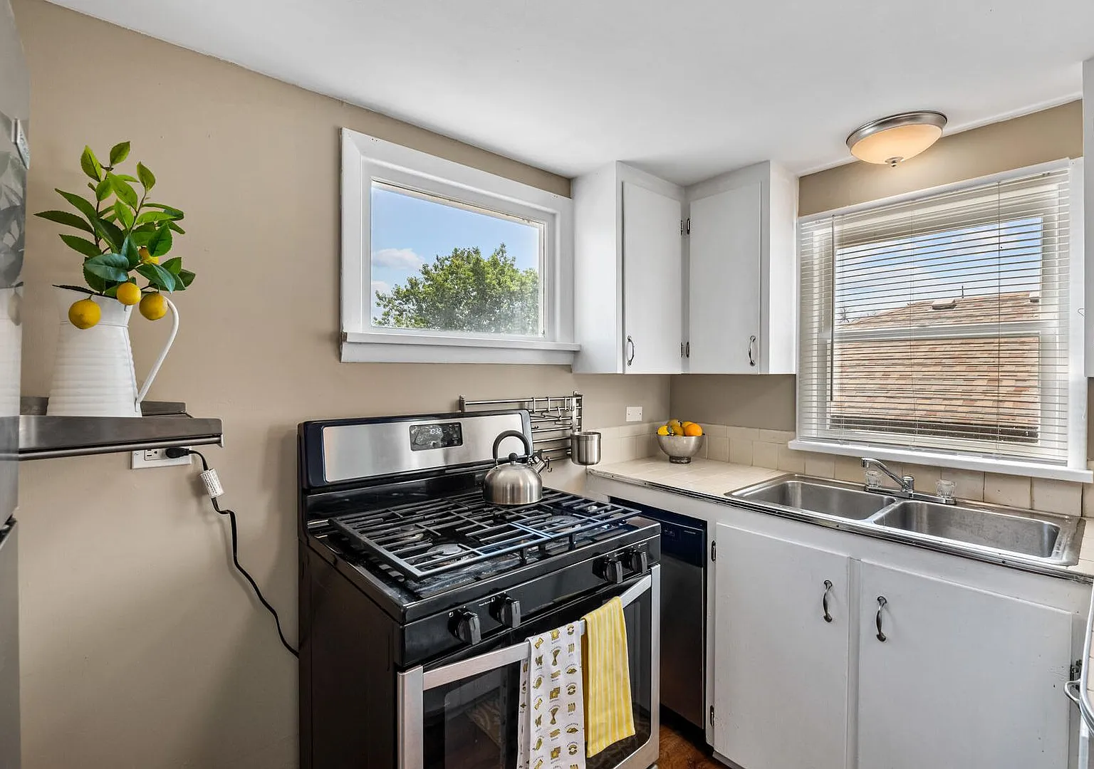 Spacious 2 Bedroom, 2 Bath in Lakewood! **Move-In Special** — Photo 2
