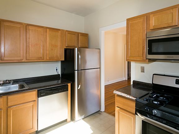 3rd image of 4421 N Wolcott Ave Unit B-5