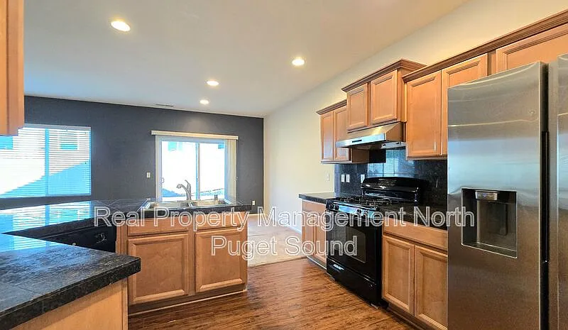 5 bed, 3.0 bath, 2425 sqft, $3,395 — Photo 4