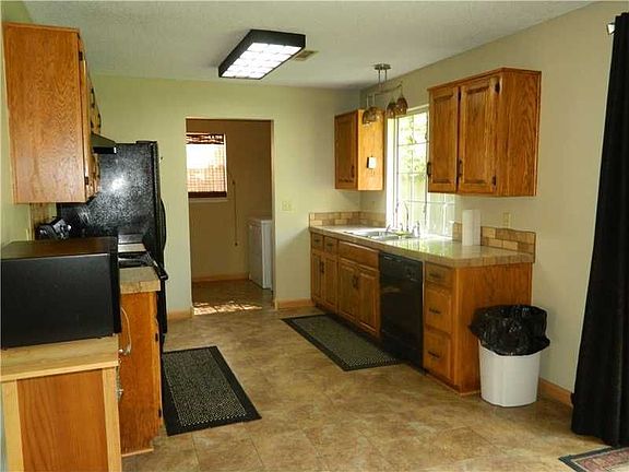 4th image of 858 W Lorena Ln