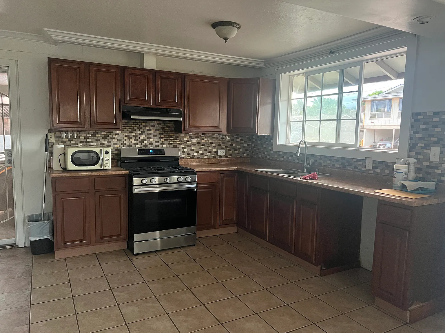 2 bed, 2768 sqft, $2,400 — Photo 3