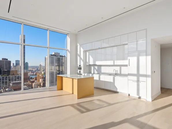200 East 59th Street image 1 of 16