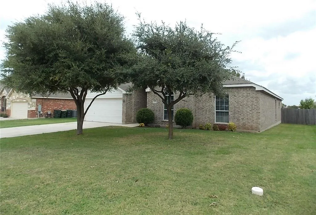 4 bed, 2.0 bath, 2136 sqft, $2,000 — Photo 1