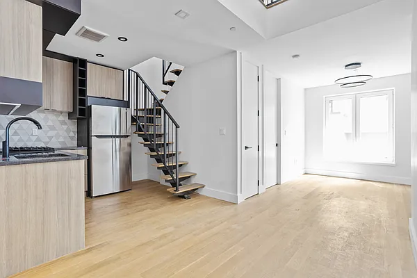 Rented by Skyhigh Realty NYC LLC | media 23