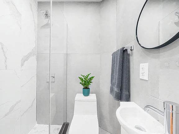 5th image of 220 Franklin St APT 3R