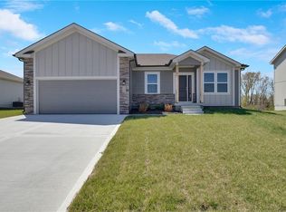 1407 SW 10th Ter, Oak Grove, MO 64075