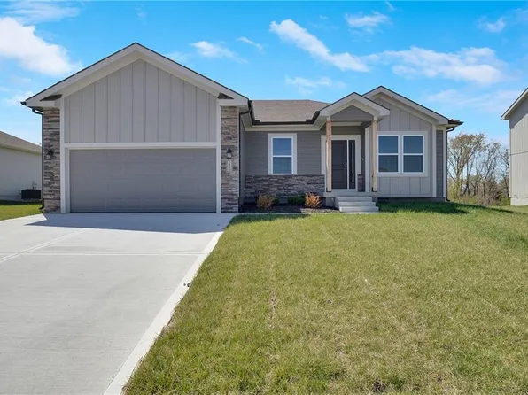 1407 SW 10th Ter, Oak Grove, MO 64075