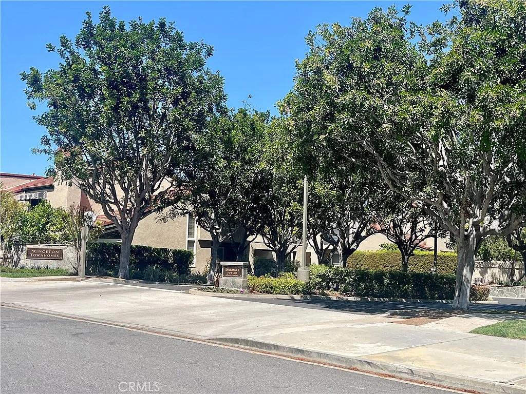 2 bed, 890 sqft, $3,600 — Photo 2