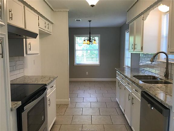 3rd image of 907 Holleman Dr